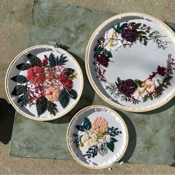 3 handcrafted embroidered flowers in a wooden hoops 10.5" 8" 6" - Picture 9 of 9